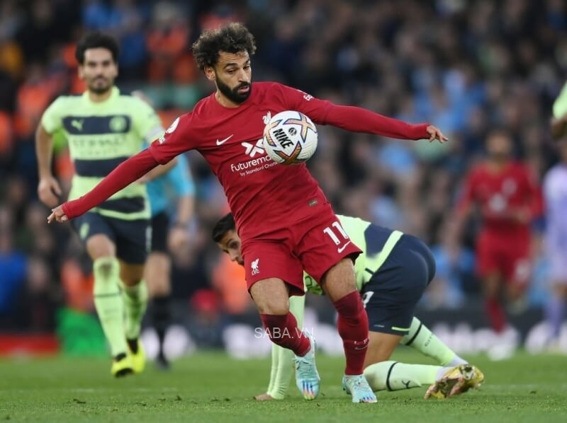 Cancelo bị Salah vượt lên