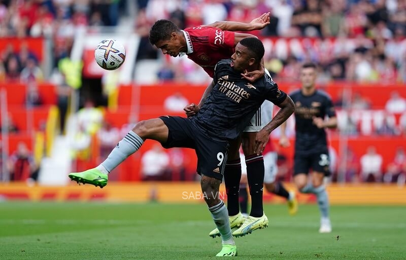 Varane tự tin gây sức ép và đoạt bóng hai.