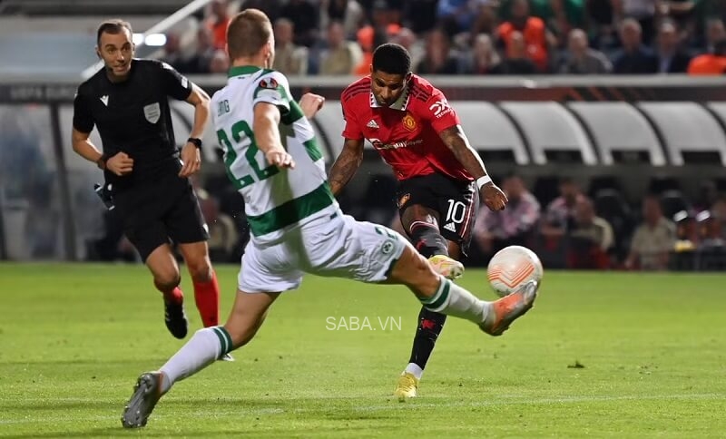 Rashford có pha lập công từ ngoài vòng cấm.