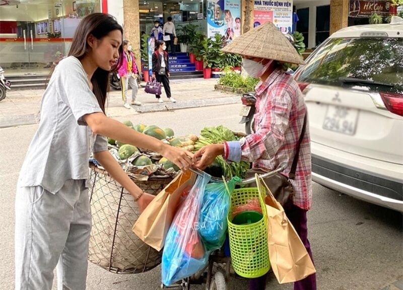 Bạn gái Hải My trao quà cho người qua đường