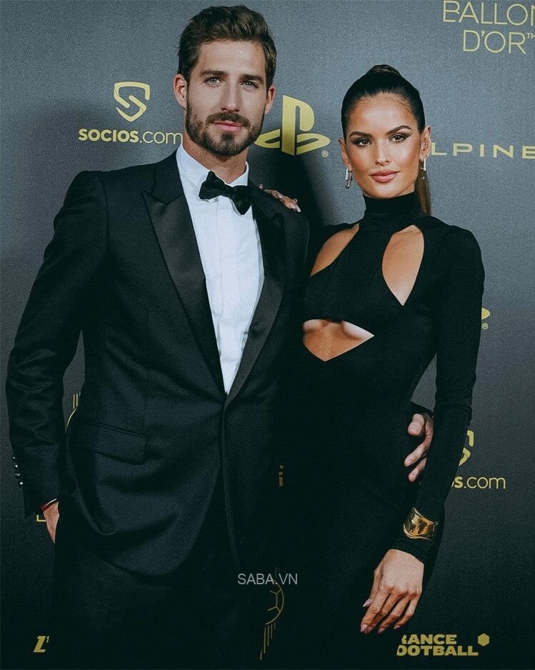 Thủ môn Kevin Trapp tình tứ bên cạnh bạn gái nóng bỏng Izabel Goulart.