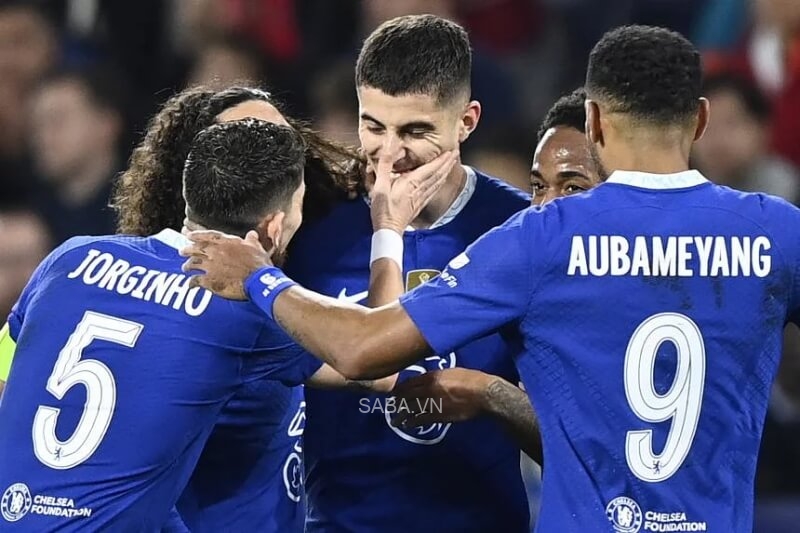 Chelsea có cú nước rút ngoạn mục