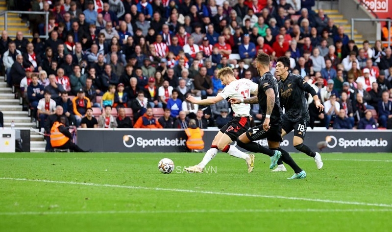 Stuart Armstrong gỡ hòa cho Southampton 