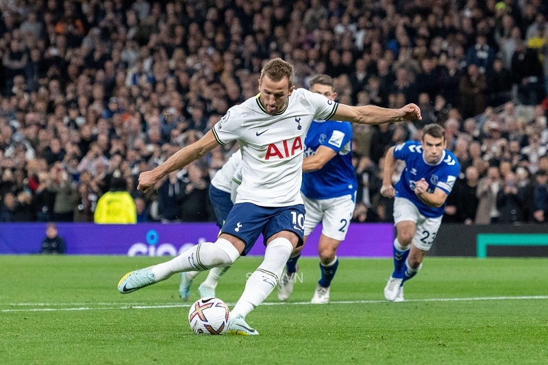 Harry Kane mở tỷ số trên chấm phạt đền