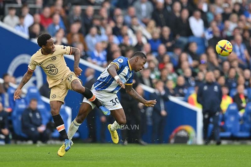 Sterling hoàn toàn mờ nhạt khi phải đá wingback