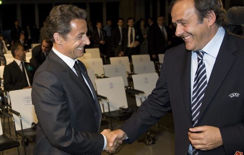 Sarkozy (trái) và Platini.