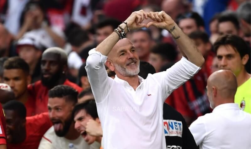 AC Milan quyết định ‘trói chân’ Pioli