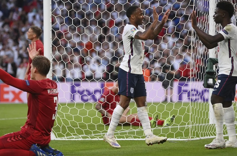 Sterling và Saka cùng từng đá chính cho ĐT Anh ở Euro 2020