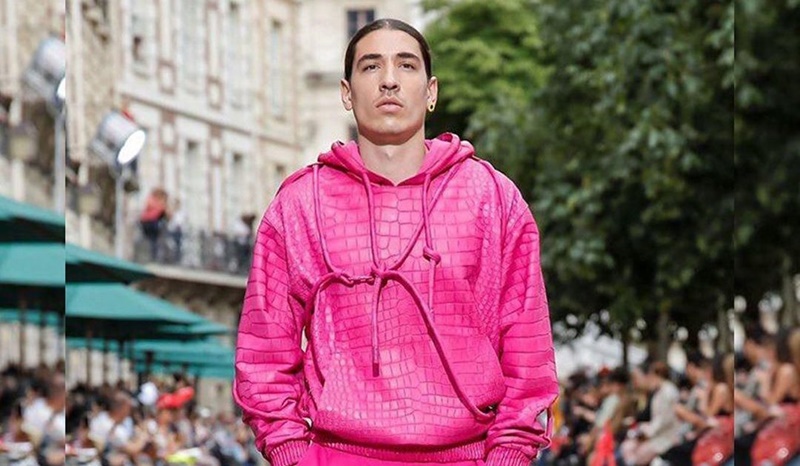  Bellerin nổi tiếng với những hoạt động về thời trang 