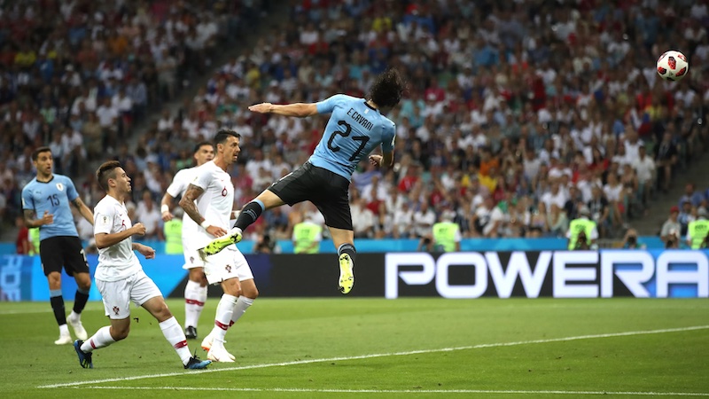 Cavani ghi bàn vào lưới Bồ Đào Nha ở World Cup 2018 (Ảnh: Getty Images)