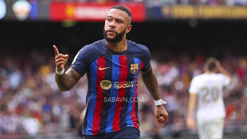 Depay không hài lòng với Barca