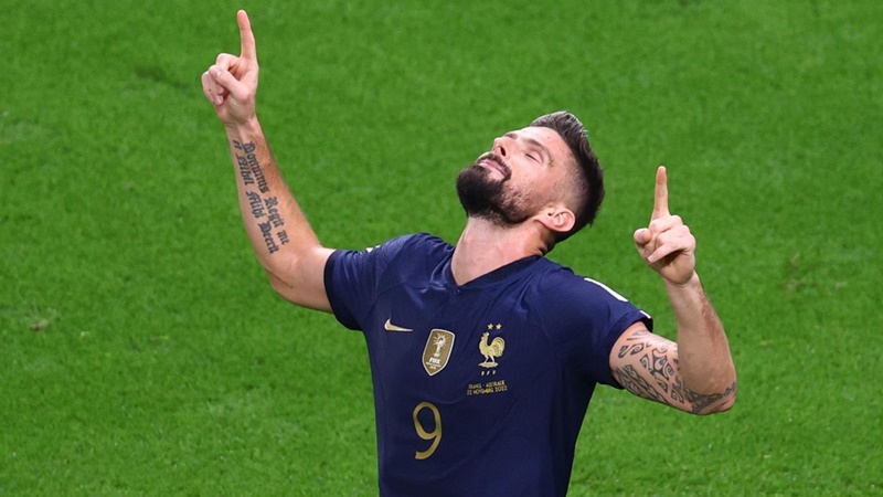 Giroud cân bằng kỷ lục của Henry 