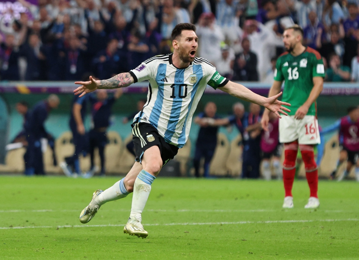 Messi lại tỏa sáng để cứu Argentina