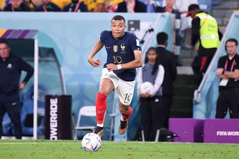 Mbappe vừa tỏa sáng trong màu áo tuyển Pháp