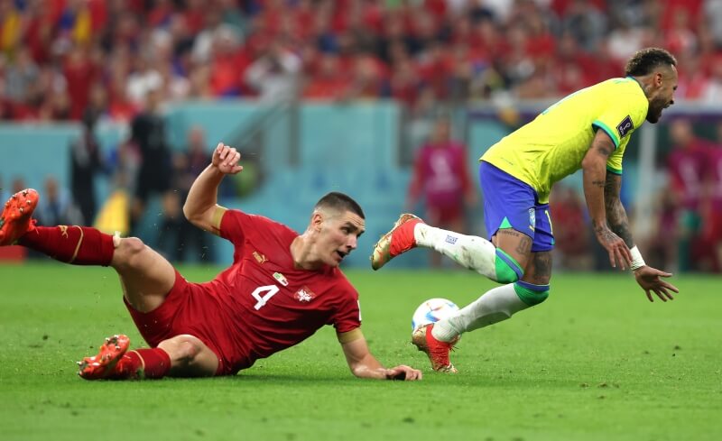 Các cầu thủ Serbia vất vả ngăn chặn Neymar