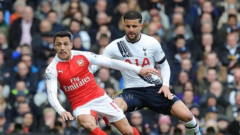 Sanchez không ít lần đối đầu Tottenham trong quá khư