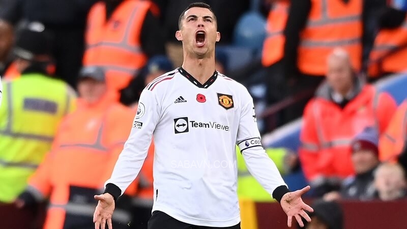 Ronaldo được trao băng đội trưởng vì "hết cách"