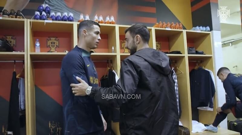 Hình ảnh được cho là Bruno Fernandes hời hợt với Ronaldo 