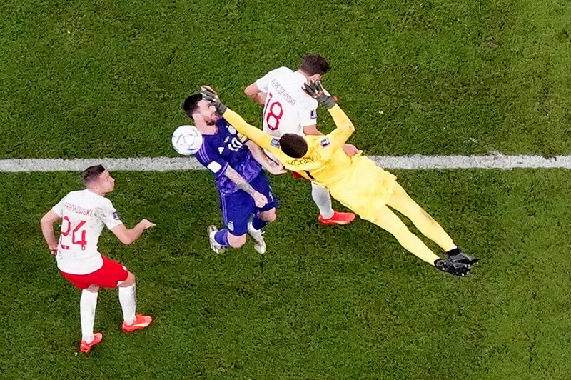 Messi đánh đầu rồi mới bị Szczesny chạm vào