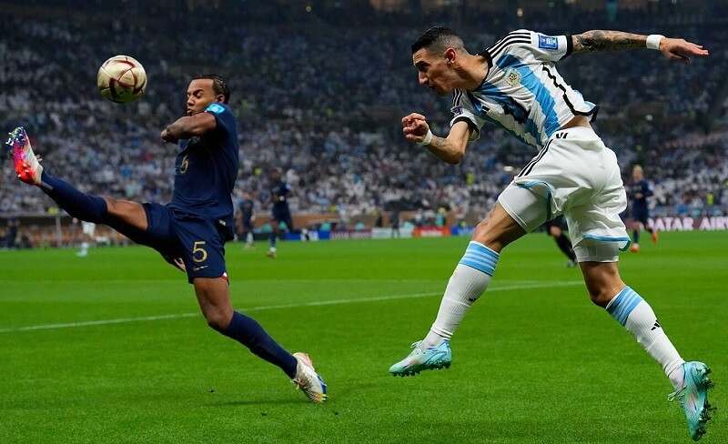 Angel Di Maria (phải) là cái tên nổi bật trong phần đầu trận đấu.