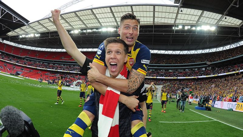 Szczesny cõng Giroud ăn mừng là một hình ảnh rất đặc trưng ở Arsenal