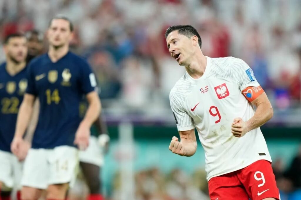 Lewandowski thực hiện quả 11m thành công rút ngắn cách biệt