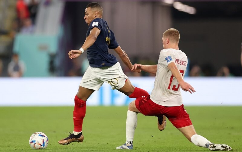 Mbappe khiến đối phương vất vả.