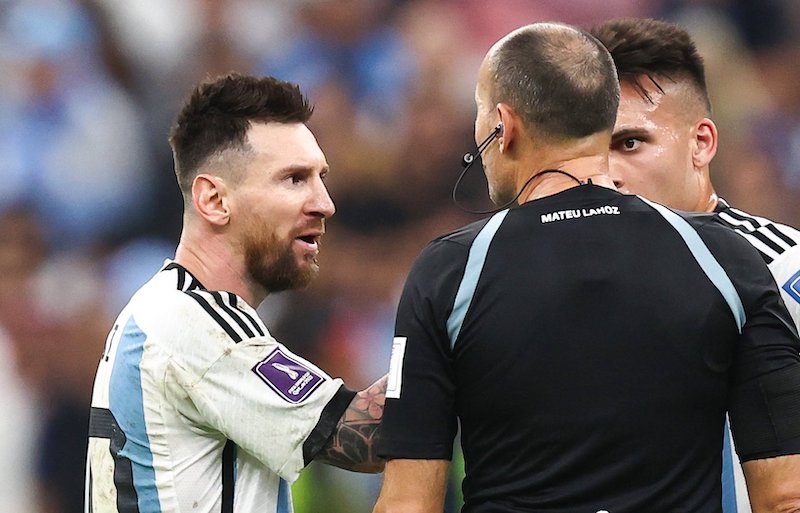 Messi chê thẳng trọng tài cầm còi trận Hà Lan vs Argentina