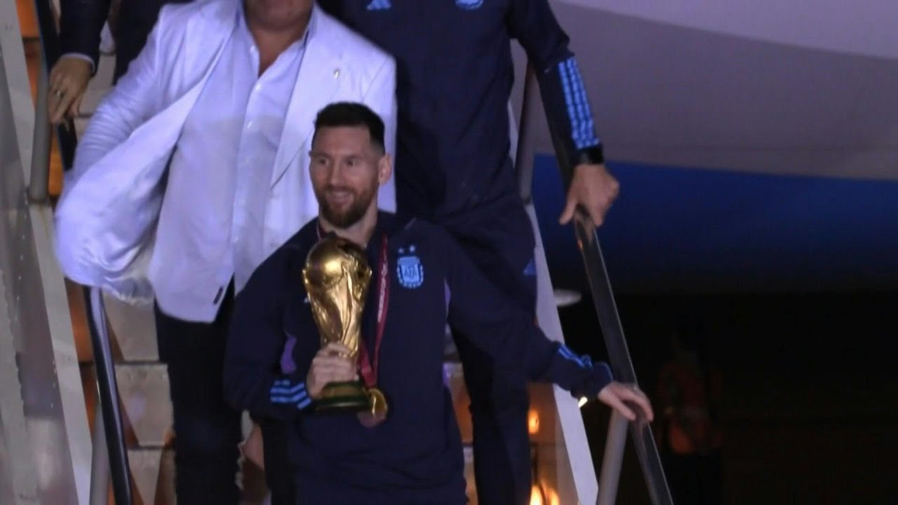 Messi cầm cúp vàng về đến Argentina