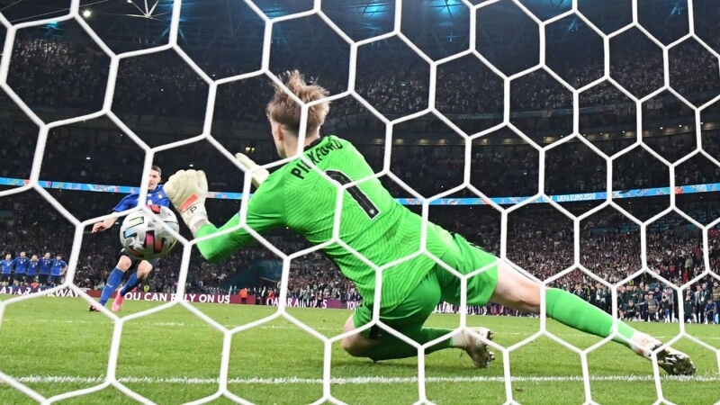 Cản penalty là điểm mạnh của Pickford