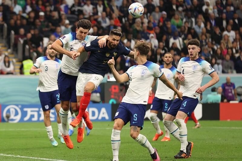 Giroud hạ Harry Maguire trong pha không chiến.