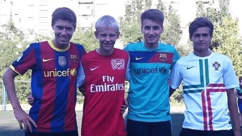 Zinchenko mặc áo Arsenal khi còn nhỏ.