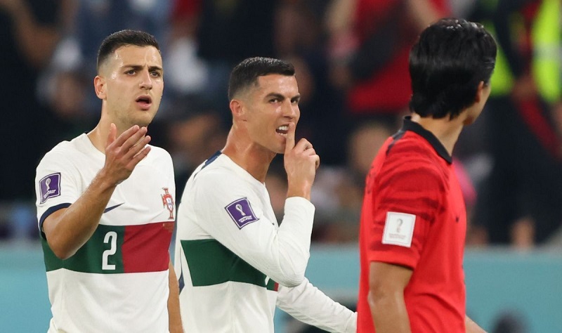 Ronaldo "không vừa ý" khi bị Cho Gue-sung yêu cầu ra sân sớm để tránh câu giờ