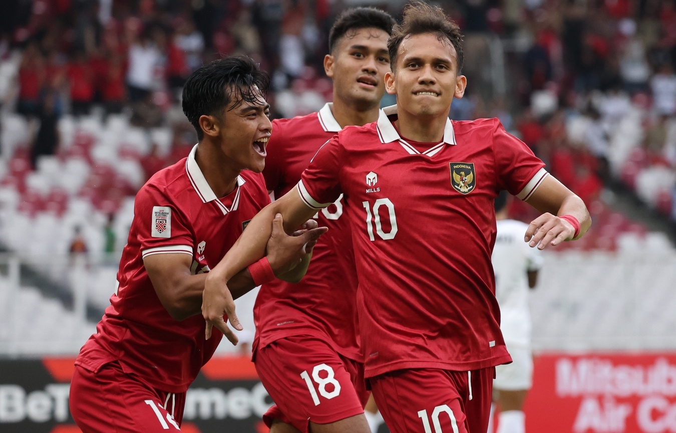 Indonesia là đội vươn lên dẫn trước