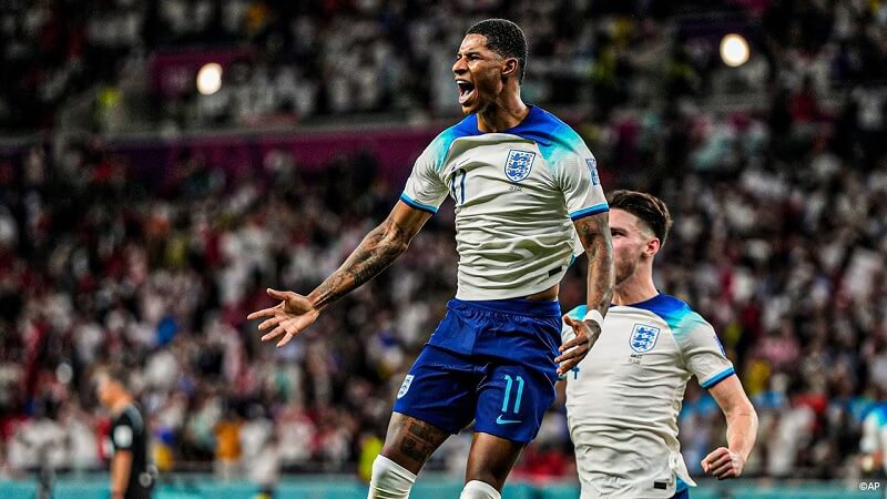 Marcus Rashford ăn mừng bàn thắng vào lưới xứ Wales