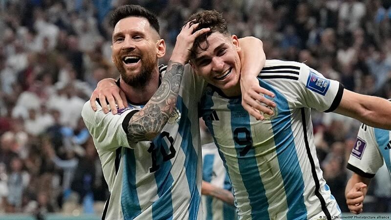 Messi và Alvarez tỏa sáng mang về chiến thắng cho Argentina