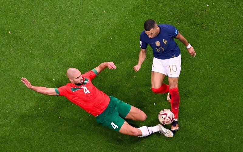 Amrabat ngăn chặn pha đi bóng của Mbappe