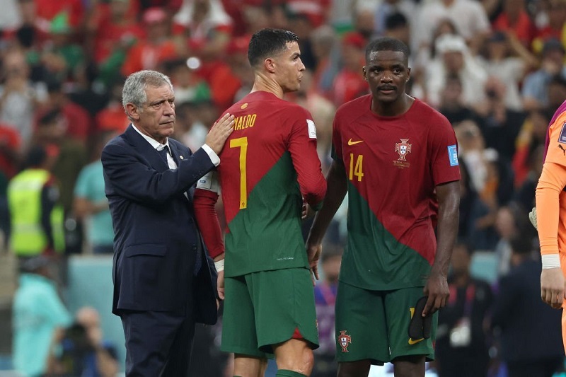 HLV Santos khằng định ông không có vấn đề gì với Ronaldo