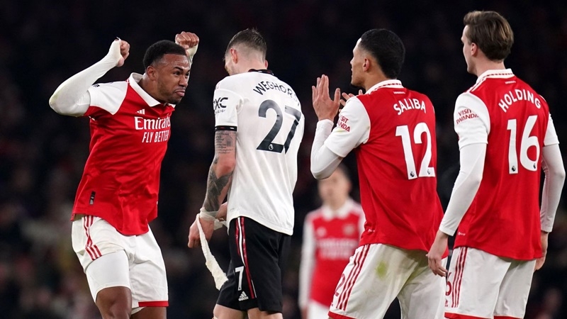 Arsenal cũng vượt qua đại kình địch Man United