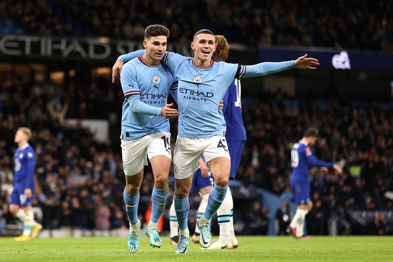 Alvarez và Foden giúp Man City bước vào giờ nghỉ với cách biệt vô cùng thoải mái