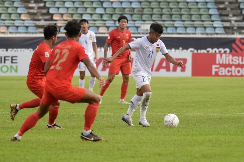 Myanmar bị đối thủ yếu Lào chia điểm