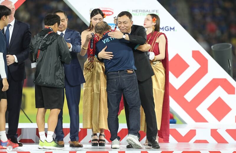 Ông Trần Quốc Tuấn ôm HLV Park trên bục trao giải AFF Cup 2022. (Ảnh: VFF)