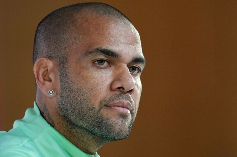 Dani Alves bị trầm cảm trong phòng giam, CLB chấm dứt hợp đồng