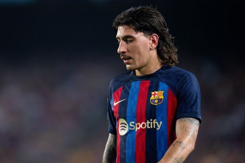 Bellerin đang không được HLV Xavi tin dùng