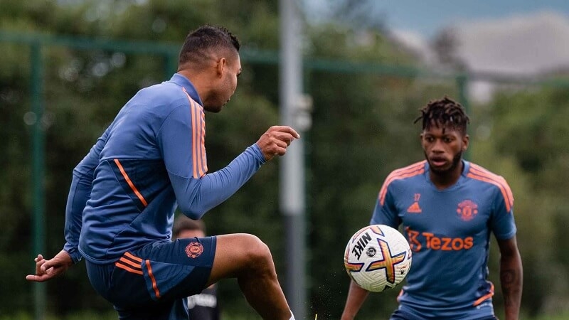 Casemiro và Fred có thể bị treo giò vì thẻ phạt