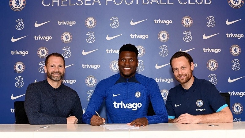 Chelsea chiêu mộ thành công Benoit Badiashile