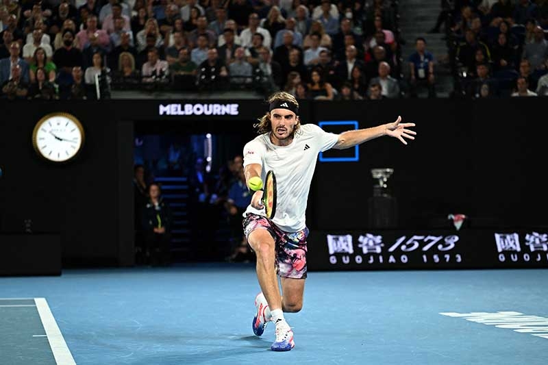 Tsitsipas tỏ ra non nớt hơn hẳn trước Djokovic