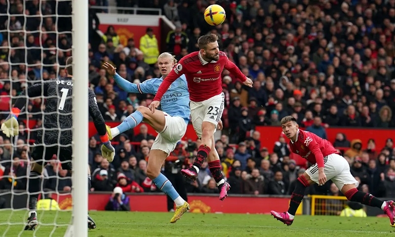 Luke Shaw làm được điều mà ít hậu vệ Premier League thành công đó chính là ngăn chặn Haaland