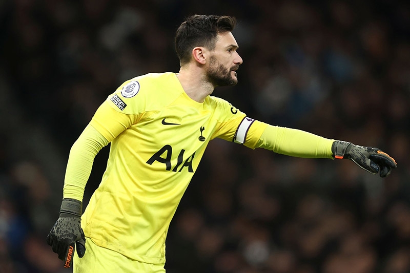 Hugo Lloris phản lưới nhà trong bàn thua đầu tiên của Tottenham