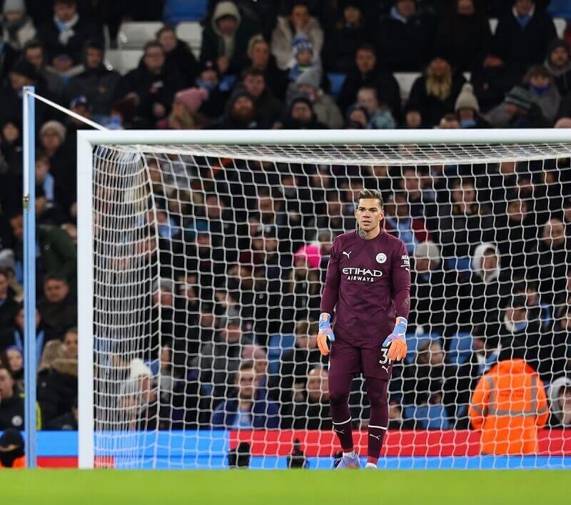 Ederson suýt chút nữa trở thành tội đồ của M.C